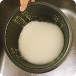 1,水洗い…たっぷりの水で手早くかき回す。すぐに洗い水を完全に捨てる。