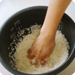 2,研ぐ…水を入れずあまり力を入れずに研ぎます。2〜3回水を入れ替えて終了。(多少濁っててもOKです)